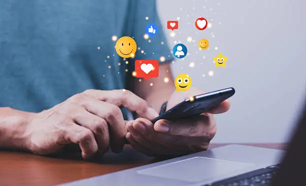 社交媒体和数字在线概念，女人在家里的沙发上使用智能手机。度假和玩社交媒体的概念。